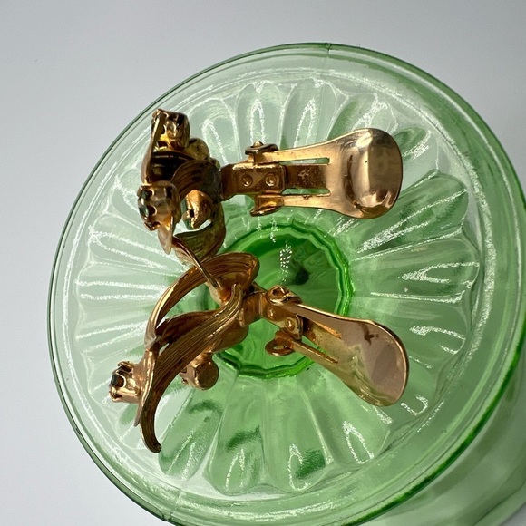 VINTAGE EARRINGS Gold Tone Green Crystal COLLECTIBLE COSTUME JEWELRY CLIP ON - Picture 6 of 13